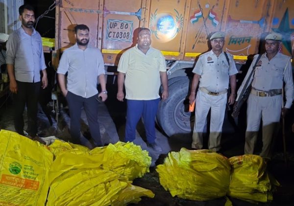 एटा में छापेमारी: 670 बोरियों में सरकारी यूरिया की कालाबाजारी का खुलासा, दो ट्रक जब्त