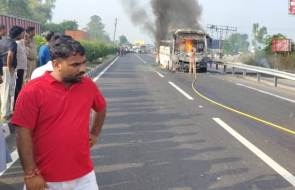 मेरठ में चलती डबल डेकर एसी बस में लगी भीषण आग, सभी यात्री सुरक्षित निकाले गए