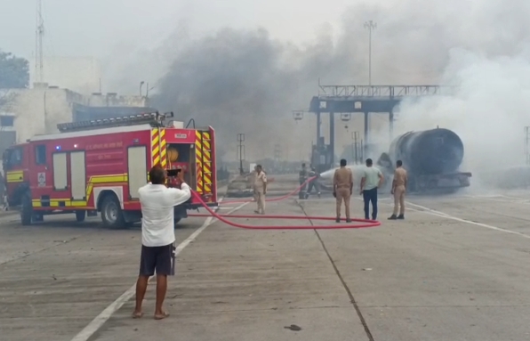 कौशांबी टोल प्लाजा पर एलपीजी टैंकर में रिसाव के बाद भीषण आग, कई लोगों के झुलसने की आशंका