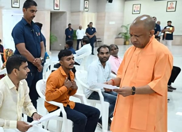 लखनऊ में सीएम योगी का जनता दर्शन, समस्याओं के त्वरित समाधान के निर्देश