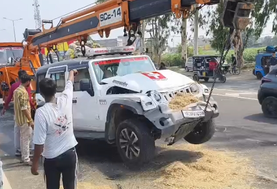 मुजफ्फरनगर NH-58 पर ओवरलोड वाहन से टक्कर, बड़ा हादसा टला