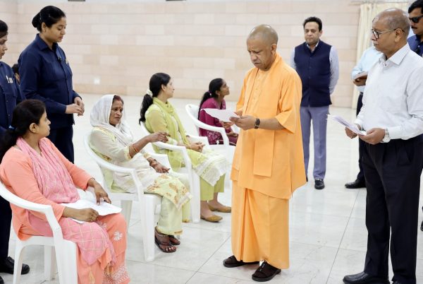 मुख्यमंत्री योगी आदित्यनाथ ने जनता दर्शन में सुनीं नागरिकों की समस्याएं