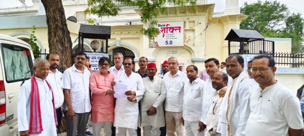 मैनपुरी में सपा का विरोध प्रदर्शन, अखिलेश यादव की पुत्री पर कथित आपत्तिजनक टिप्पणी के खिलाफ कार्रवाई की मांग