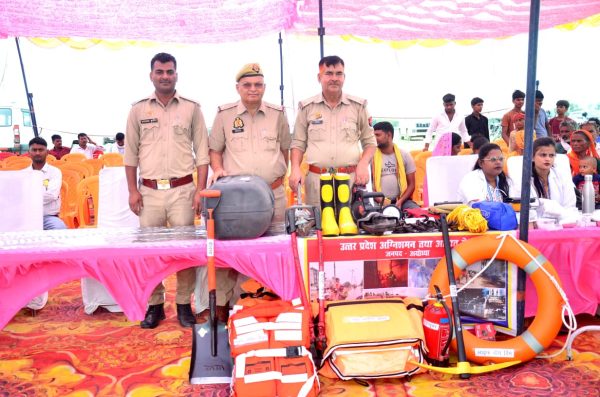 अयोध्या: सरयू किनारे बाढ़ आपदा से निपटने के लिए सजीव मॉकड्रिल, गूंजी ‘बचाओ-बचाओ’ की आवाज