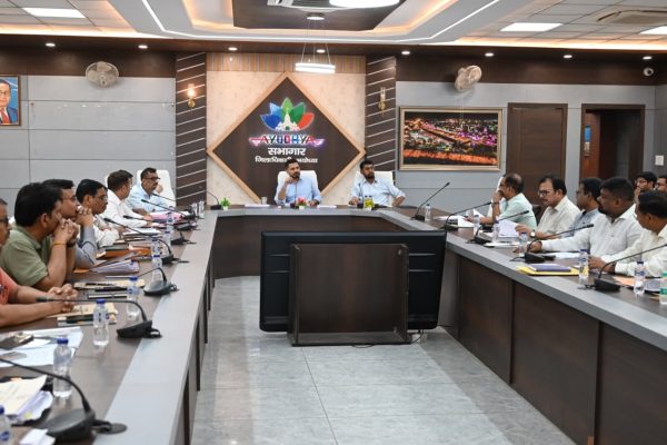 अयोध्या: एक करोड़ से अधिक लागत वाली परियोजनाओं की डीएम ने की समीक्षा, गुणवत्ता और समयबद्धता पर जोर