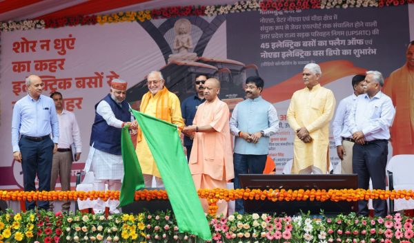 नोएडा: मुख्यमंत्री योगी आदित्यनाथ ने 45 इलेक्ट्रिक बसों को दिखाई हरी झंडी