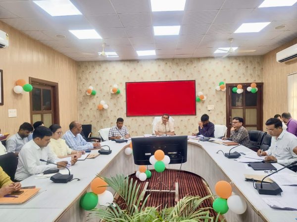 सीएम डैशबोर्ड समीक्षा बैठक में लापरवाह अधिकारियों पर कार्रवाई, कई को जारी हुए कारण बताओ नोटिस