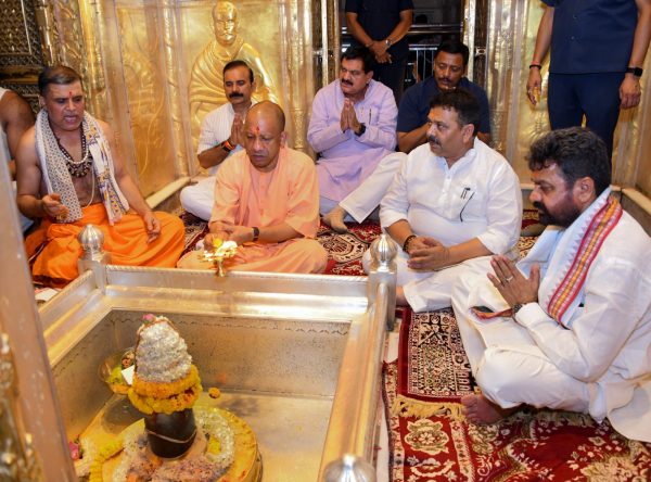 सीएम योगी ने काशी विश्वनाथ धाम और काल भैरव मंदिर में किए दर्शन, देश-प्रदेश की सुख-समृद्धि की कामना