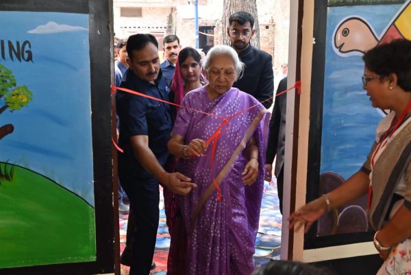 राज्यपाल आनंदीबेन पटेल ने दो नए आंगनबाड़ी केंद्र और स्मार्ट क्लासरूम का किया उद्घाटन