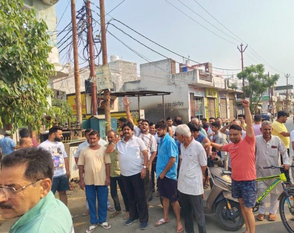 बिजली कटौती से नाराज़ लोगों ने लगाया जाम, ऊर्जा निगम के खिलाफ जमकर प्रदर्शन