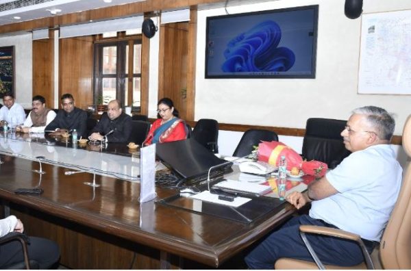 मुख्य सचिव से पीसीएस संवर्ग से प्रोन्नत आईएएस अधिकारियों ने की शिष्टाचार भेंट