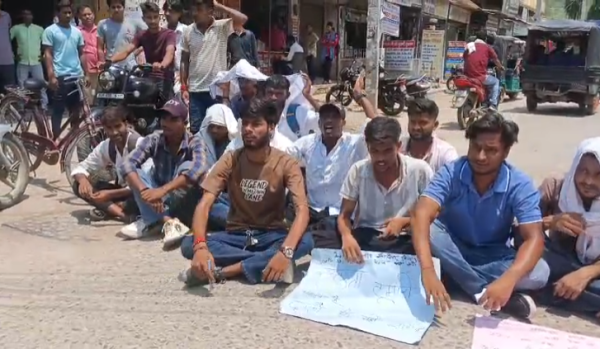 केबीपीजी कॉलेज के छात्रों का सड़क पर धरना, कॉलेज प्रशासन के खिलाफ नारेबाजी