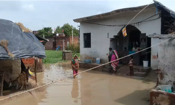 जलभराव की समस्या से परेशान ग्रामीणों ने DM से लगाई गुहार, नाला निर्माण की मांग