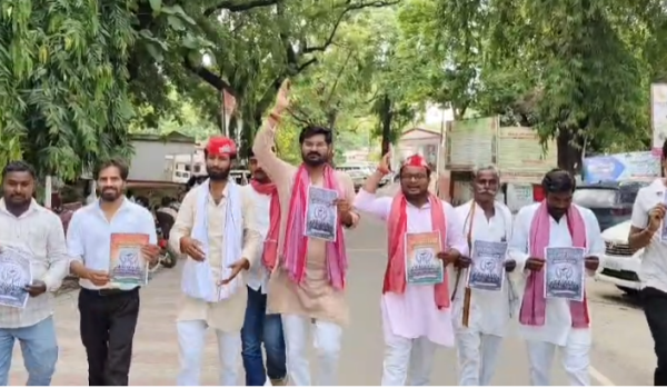 शिक्षा मंत्री धर्मेंद्र प्रधान के इस्तीफे पर सपा लोहिया वाहिनी का जश्न, लगाए छात्र एकता के नारे