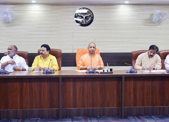 वाराणसी में विकास कार्यों और कानून-व्यवस्था की मुख्यमंत्री ने की व्यापक समीक्षा