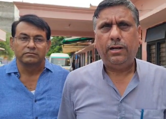 सादाबाद में शोकसभा जा रही महिलाओं से भरी मैक्स पलटी, एक दर्जन से अधिक घायल, 3 की हालत गंभीर