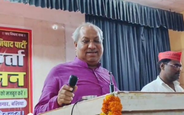 बलिया में मंत्री संजय निषाद के कार्यक्रम के दौरान गुल हुई बिजली, मोबाइल की टॉर्च में चला सम्मेलन