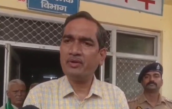 राया सड़क हादसे के घायलों से मिले जिलाधिकारी चंद्र प्रकाश सिंह, बेहतर इलाज का दिया भरोसा