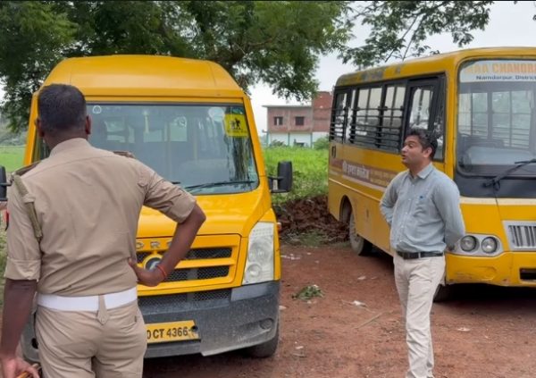 आजमगढ़ में स्कूल वाहनों पर परिवहन विभाग की बड़ी कार्रवाई, 36 का चालान और 22 वाहन सीज