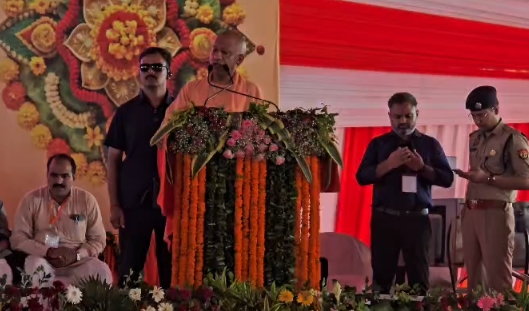 कुशीनगर पहुंचे मुख्यमंत्री योगी आदित्यनाथ, विकास परियोजनाओं के साथ विपक्ष पर भी साधा निशाना