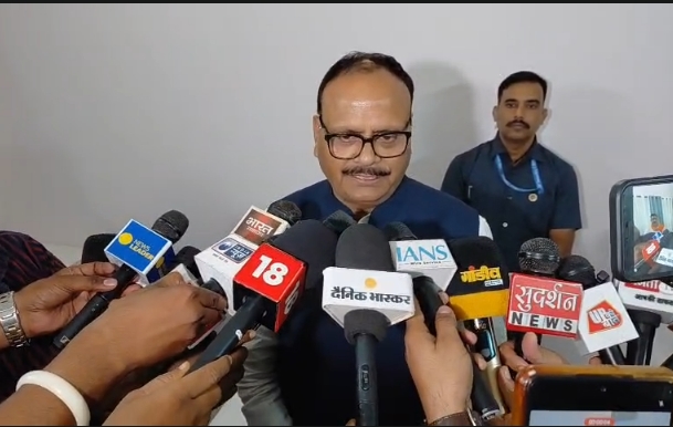 वाराणसी पहुंचे डिप्टी सीएम बृजेश पाठक, अखिलेश यादव के बयान पर किया पलटवार