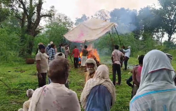 झांसी: बारिश के बीच तिरपाल के सहारे हुआ अंतिम संस्कार, श्मशान घाट की बदहाल व्यवस्था पर उठे सवाल