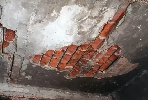 देवरिया: जर्जर सहकारी समिति भवन में खतरे के बीच पहुंच रहे किसान, प्रशासन ने दिए सुधार के निर्देश
