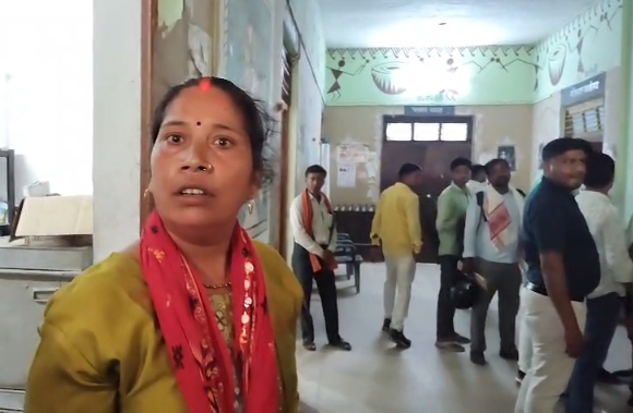 गोरखपुर की खजनी तहसील में महिला का हंगामा, सरकारी रास्ते की पैमाइश को लेकर उठाया विरोध