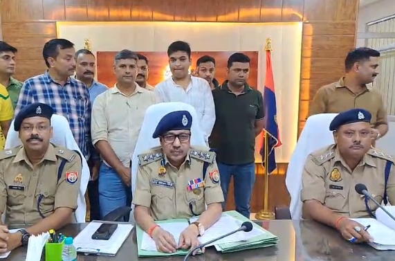 उन्नाव पुलिस की बड़ी कार्रवाई, 10-10 हजार के इनामी दो गैंगस्टर गिरफ्तार
