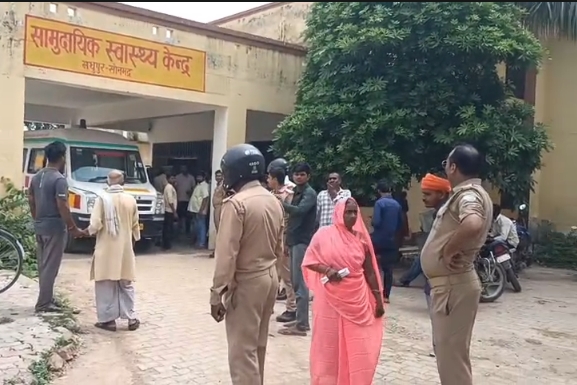 सोनभद्र: मेड़ विवाद के बाद अस्पताल में हंगामा, घायल पर दोबारा हमले का आरोप