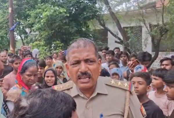 फिरोजाबाद में बंदरों के हमले से दर्दनाक हादसा, छह माह की मासूम की मौत के बाद ग्रामीणों में आक्रोश