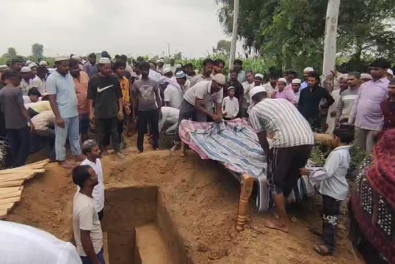 मुजफ्फरनगर हादसा: चार बच्चों समेत पांच मृतकों को नम आंखों से सुपुर्द-ए-खाक, पूरे गांव में पसरा मातम