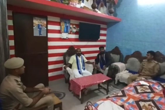 बहराइच में दलित उत्पीड़न के विरोध में आजाद समाज पार्टी का प्रदर्शन, मुख्यमंत्री से मिलने जा रहे कार्यकर्ताओं को रोके जाने का दावा