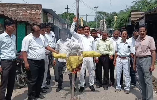 हाथरस में अधिवक्ताओं का प्रदर्शन, केंद्रीय शिक्षा मंत्री धर्मेंद्र प्रधान का पुतला फूंका