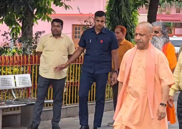 जनता दर्शन में सीएम योगी ने सुनीं 200 लोगों की समस्याएं, गंभीर बीमारियों के इलाज के लिए हरसंभव सहायता का भरोसा