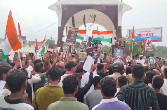 चंदौली में युवाओं का प्रदर्शन, जंतर-मंतर लाठीचार्ज के विरोध में सौंपा ज्ञापन