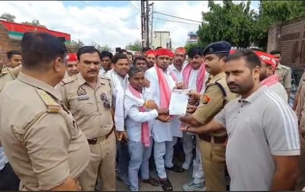 हाथरस में शिक्षा मंत्री के इस्तीफे की मांग को लेकर सपा का प्रदर्शन, पुलिस ने रोका