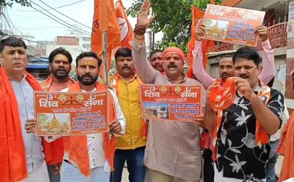 वाराणसी में शिवसेना ने सौंपा ज्ञापन, सावन में ज्ञानवापी परिसर को लेकर रखी मांग