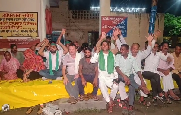 मुजफ्फरनगर में रोहाना चौकी पर भाकियू टिकैत का धरना, कार्रवाई की मांग को लेकर पुलिस के खिलाफ प्रदर्शन