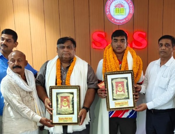 U-15 एशियाई कुश्ती चैंपियन विवेक चौहान का आजमगढ़ में भव्य सम्मान, स्वर्ण पदक जीतकर बढ़ाया देश का मान