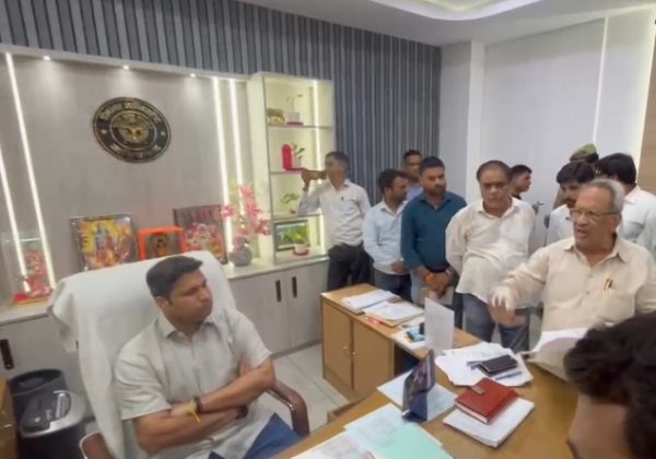गाजियाबाद में पिंकी चौधरी और सत्यम पंडित पर कार्रवाई की मांग, विपक्षी दलों ने सौंपा ज्ञापन
