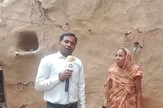 इटावा में बड़ा मामला: जीवित बुजुर्ग महिला को रिकॉर्ड में मृत दिखाया, राशन कार्ड हुआ निरस्त