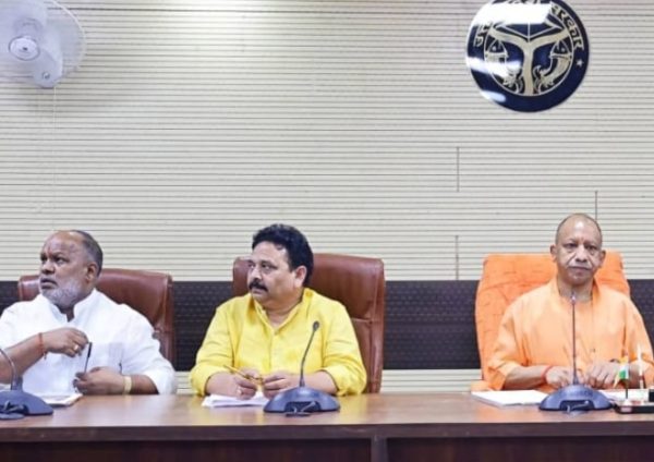 वाराणसी में विकास कार्यों और कानून-व्यवस्था की मुख्यमंत्री ने की व्यापक समीक्षा