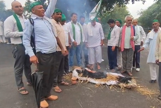 आलू की गिरती कीमतों के विरोध में किसानों का अनोखा प्रदर्शन, भाकियू (टिकैत) ने निकाली प्रतीकात्मक शव यात्रा