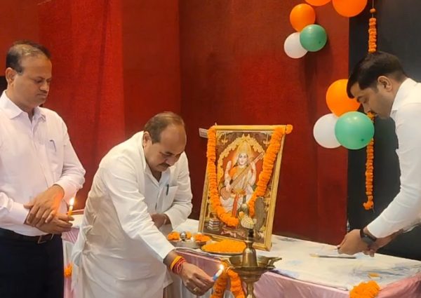 आजमगढ़ में मुख्यमंत्री शिक्षक कैशलेस चिकित्सा योजना का शुभारंभ, शिक्षकों और विद्यार्थियों को मिली बड़ी सौगात