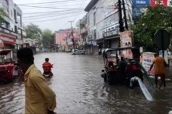 गाजियाबाद में मूसलाधार बारिश से जनजीवन बेहाल, सड़कों पर जलभराव और लंबा जाम