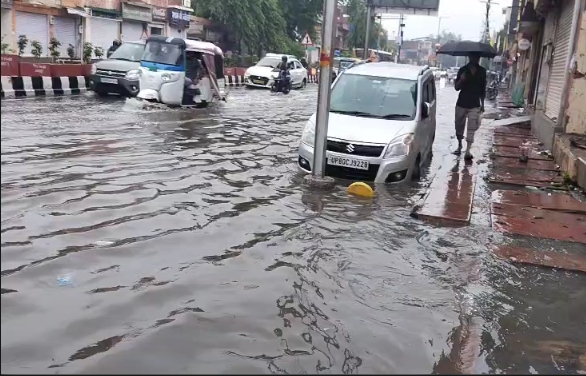 आगरा में पहली तेज बारिश ने खोली नगर निगम की तैयारियों की पोल, कई इलाकों में जलभराव