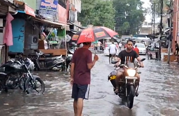 मेरठ में बारिश से लालकुर्ती जलमग्न, घरों में घुसा पानी; विधायक अमित अग्रवाल और कैंट CEO जाकिर हुसैन ने किया निरीक्षण