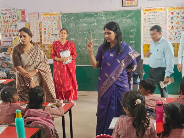 हापुड़ में स्कूल खुलते ही डीएम कविता मीना का औचक निरीक्षण, शिक्षा व्यवस्था की हकीकत परखी