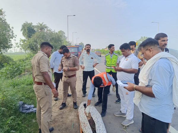 मेरठ में भीषण सड़क हादसा, दिल्ली-देहरादून हाईवे पर ब्रेजा कार दुर्घटनाग्रस्त, तीन दोस्तों की गई जान